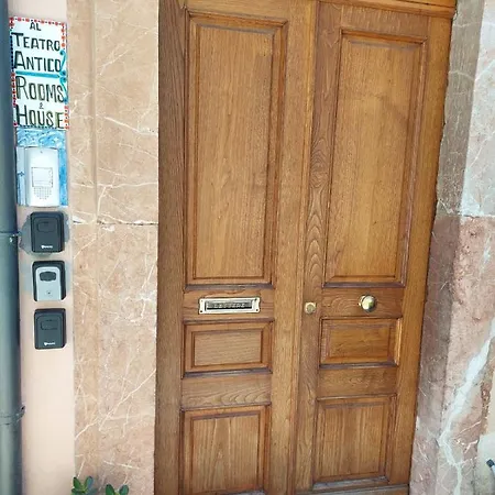 Appartamento Al Teatro Antico Rooms&house *
